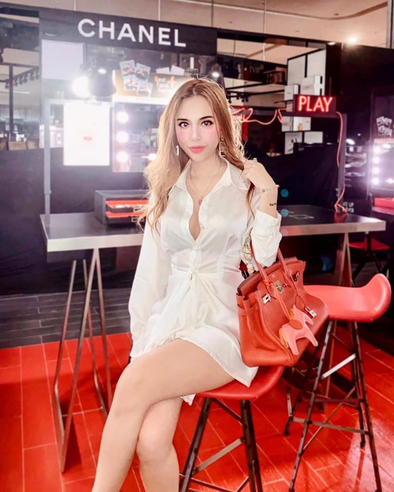 Đáng nói, mỗi bộ trang phục mà Uyên Meow diện lên người đều nhanh chóng tạo nên trào lưu trong giới trẻ, đặc biệt là khi cô còn biết cách kết hợp váy áo cùng với những chiếc túi hàng hiệu sang chảnh.