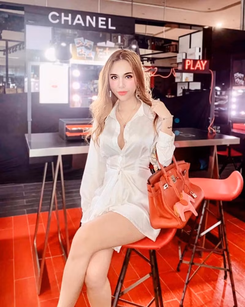 Đáng nói, mỗi bộ trang phục mà Uyên Meow diện lên người đều nhanh chóng tạo nên trào lưu trong giới trẻ, đặc biệt là khi cô còn biết cách kết hợp váy áo cùng với những chiếc túi hàng hiệu sang chảnh.