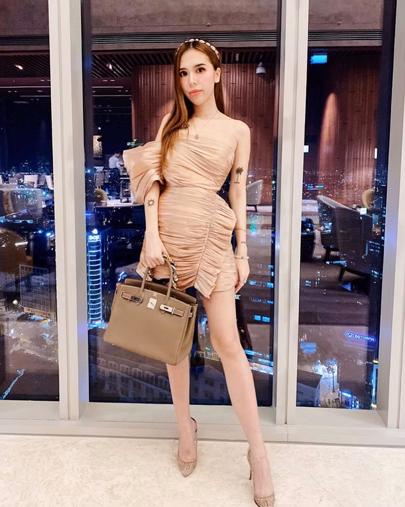 Phương Uyên gây ấn tượng bởi vẻ ngoài rất hiện đại, nóng bỏng và cá tính, cùng lý lịch trích ngang ”chuẩn không cần chỉnh” cả về học vấn lẫn kinh nghiệm.