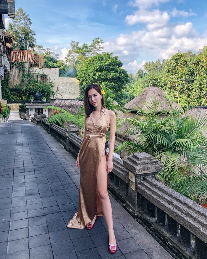 Bên cạnh kinh doanh và thời trang, thì Uyên còn có đam mê bất tận với du lịch . Tính đến hiện tại, cô đã đặt chân đến 15 nước. Nơi yêu thích của Uyên là Paris để shopping và Santorini để ngắm cảnh.