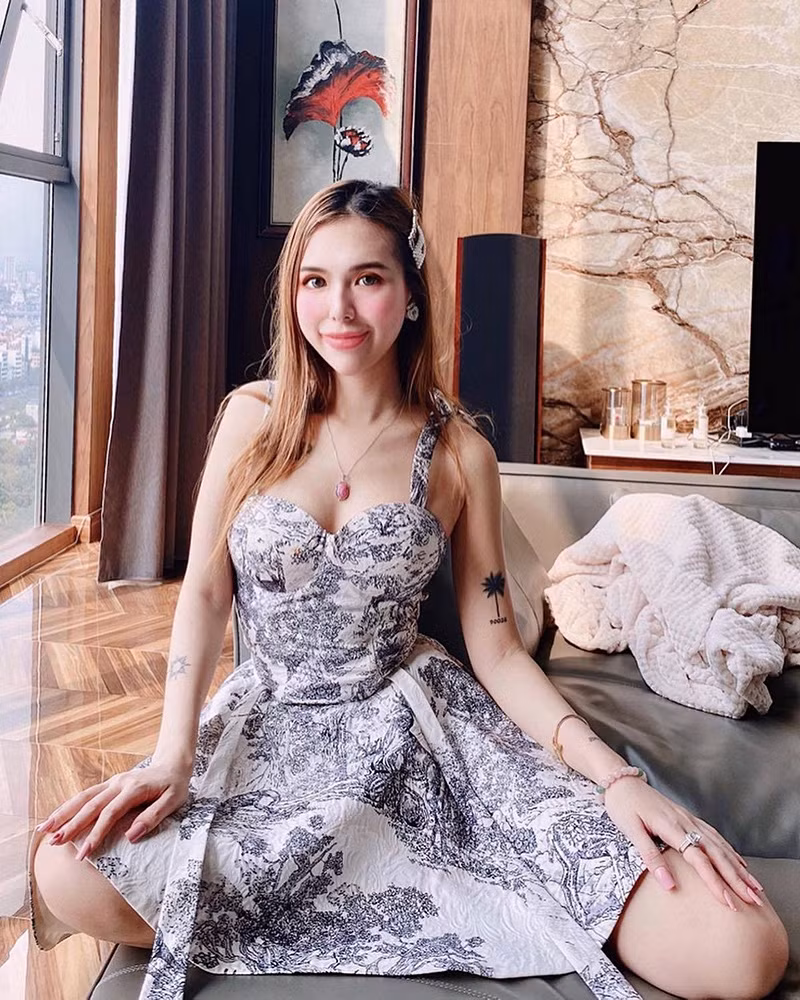 Nổi lên trong giới con nhà giàu Việt Nam, rich kid Lê Ngọc Phương Uyên (Uyên Meow) gây ấn tượng với vẻ ngoài xinh xắn, thân hình nóng bỏng và phong cách thời trang siêu sành điệu.