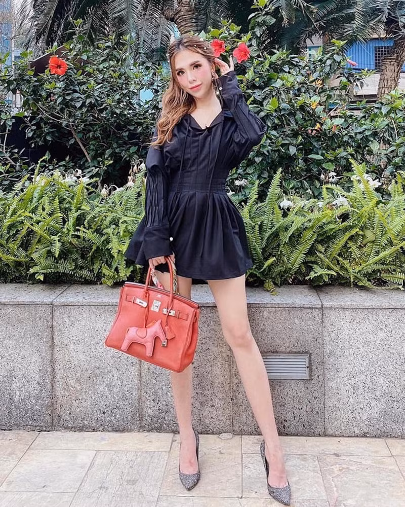 Vào năm 2015, cô thành lập blog thời trang riêng của mình rồi từ đó cô nàng dấn thân vào ngành thời trang với việc trở thành khách mời của Tuần lễ thời trang New York.