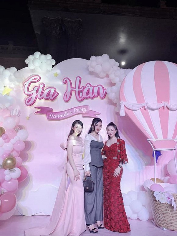 Kể từ khi kết hôn, Thu Hương chăm chỉ đăng ảnh tình cảm bên chồng. Cô và nửa kia thường xuyên đi du lịch, dành cho nhau nhiều lời "có cánh". Vào những ngày lễ như 20/10, Thu Hương khiến hội chị em chú ý khi khoe quà được tặng là những món đồ hiệu đắt tiền. Đầu tháng 2, cô dâu Nam Định sinh em bé đầu lòng, đặt tên là Gia Hân. Tiệc đầy tháng con gái Thu Hương được tổ chức trong căn biệt thự của nhà chồng cô ở Nam Định.