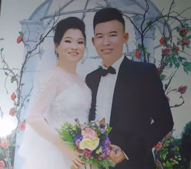 “Hồi đầu, tôi không có ấn tượng nhiều về Hoàn. Sau vài lần đi uống trà sữa, tôi thấy anh nói chuyện có duyên lại “mặn” nên cảm tình hơn. Dần dần, chúng tôi trở nên thân thiết, thường hẹn nhau đi cà phê tâm sự điều nhỏ nhặt trong cuộc sống. Chúng tôi yêu nhau lúc nào không hay" - Chị Hoàng Thị Ân cho biết.