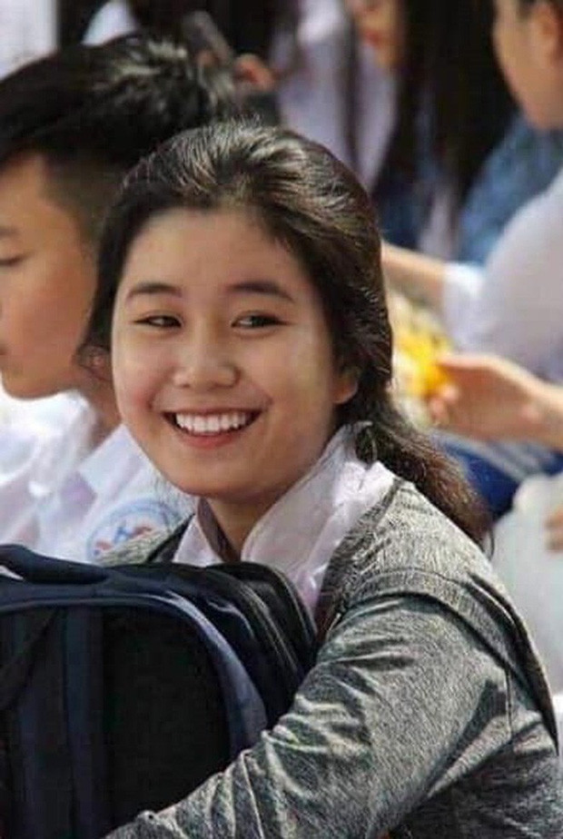 Hình ảnh quá khứ của hot girl này cho thấy cô nàng đã sử dụng filler cằm để có được khuôn mặt thon gọn như bây giờ. Khác với nhan sắc sắc sảo hiện tại, cô nàng từng trông khá mũm mĩm, da dẻ cũng ngăm đen.