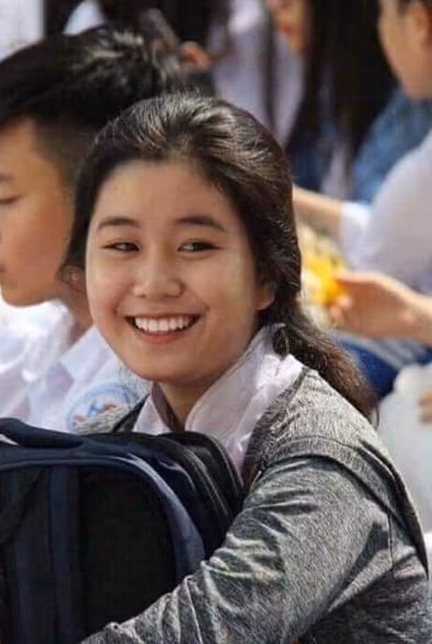 Hình ảnh quá khứ của hot girl này cho thấy cô nàng đã sử dụng filler cằm để có được khuôn mặt thon gọn như bây giờ. Khác với nhan sắc sắc sảo hiện tại, cô nàng từng trông khá mũm mĩm, da dẻ cũng ngăm đen.