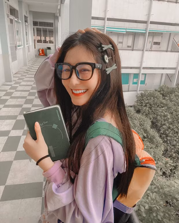 Bên cạnh nổi tiếng về nhan sắc xinh đẹp, Võ Ngọc Trân còn nổi lên nhờ vào hàng loạt drama khiến cư dân mạng đặt dấu chấm hỏi về nhan sắc thật sự của cô.