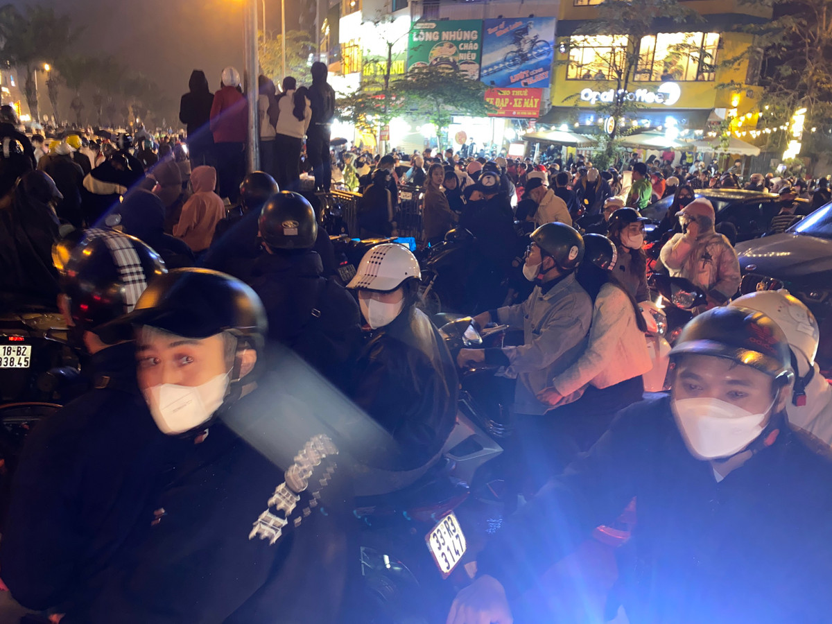 Theo chia sẻ từ một người đã từng đi xem màn trình diễn này vào đợt Tết nguyên đán: "Đứng ở vị trí ven hồ thế này là có thể nhìn thấy rồi, thế nhưng hôm nay có thể do thời tiết mưa phùn, kèm sương mù nên tầm nhìn hạn chế hơn". Tuy vậy người này vẫn rất hào hứng cùng gia đình đến từ sớm.