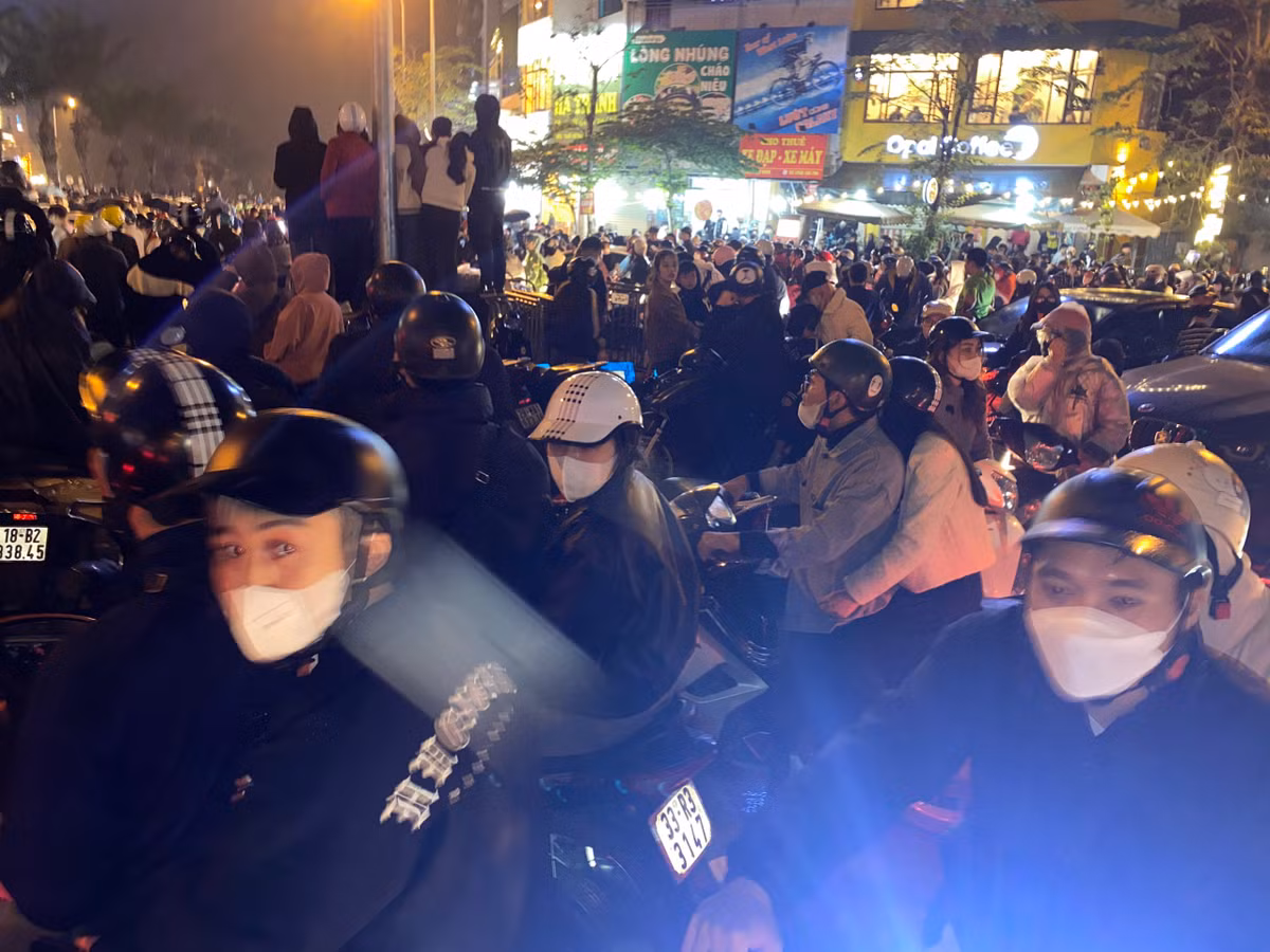 Theo chia sẻ từ một người đã từng đi xem màn trình diễn này vào đợt Tết nguyên đán: "Đứng ở vị trí ven hồ thế này là có thể nhìn thấy rồi, thế nhưng hôm nay có thể do thời tiết mưa phùn, kèm sương mù nên tầm nhìn hạn chế hơn". Tuy vậy người này vẫn rất hào hứng cùng gia đình đến từ sớm.