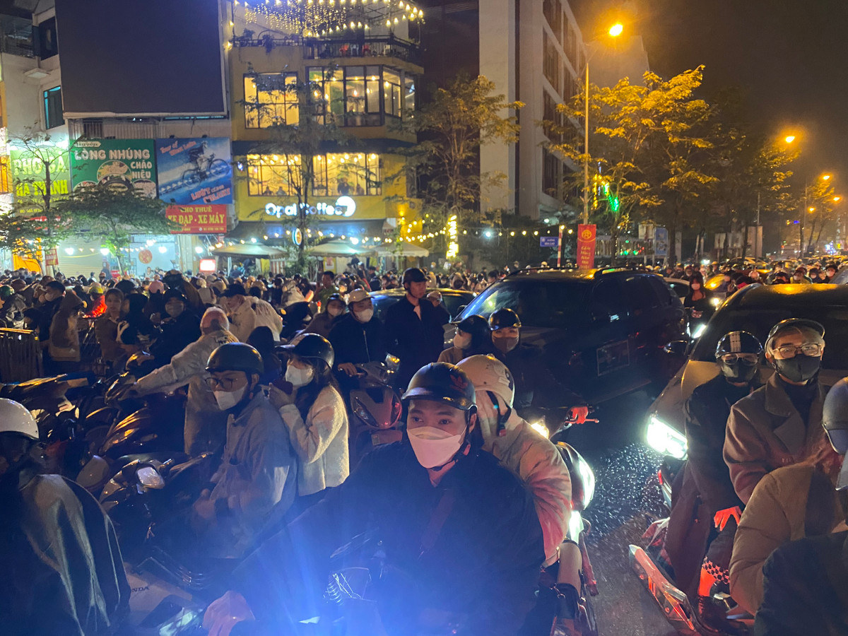 Điều này đã gây nên tình trạng tắc nghẹt đường ở các tuyến phố quanh khu vực quận Tây Hồ. Theo ghi nhận, đường Lạc Long Quân, Trích Sài, Nguyễn Đình Thi hay đường Thanh Niên đều diễn ra tình trạng tắc đường từ hơn 20h, dù giờ bắt đầu màn trình diễn là 21h30