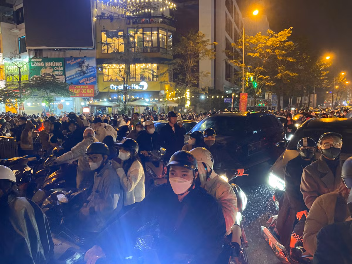 Điều này đã gây nên tình trạng tắc nghẹt đường ở các tuyến phố quanh khu vực quận Tây Hồ. Theo ghi nhận, đường Lạc Long Quân, Trích Sài, Nguyễn Đình Thi hay đường Thanh Niên đều diễn ra tình trạng tắc đường từ hơn 20h, dù giờ bắt đầu màn trình diễn là 21h30