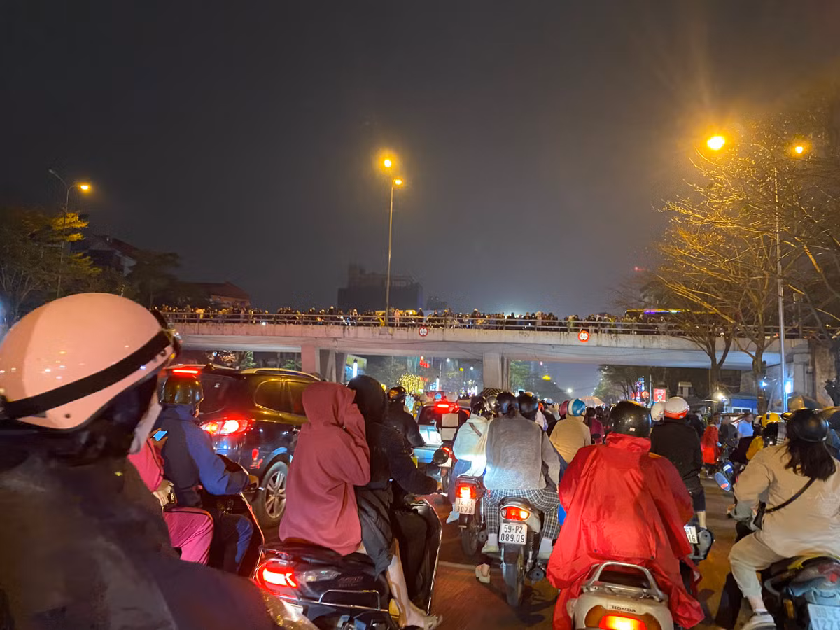 Người dân đứng cả trên cầu vượt để có thể có tầm nhìn tốt hơn để theo dõi màn trình diễn drone.