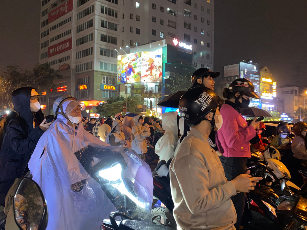 Ngã tư gần Nguyễn Đình Thi - Thụy Khuê không thể lưu thông do mọi người đều dừng xe