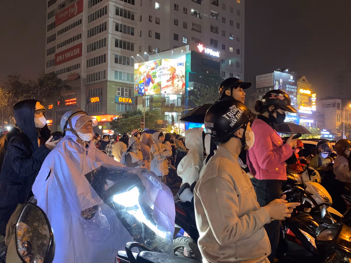 Ngã tư gần Nguyễn Đình Thi - Thụy Khuê không thể lưu thông do mọi người đều dừng xe