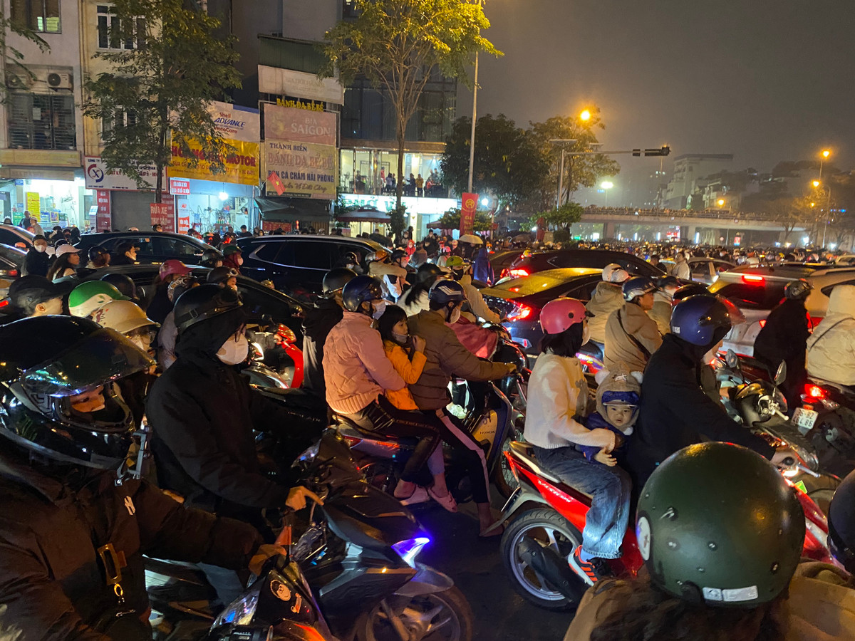 Không chỉ có người lớn, thanh niên mà các em bé cũng được bố mẹ dắt đi xem màn trình diễn bằng máy bay không người lái