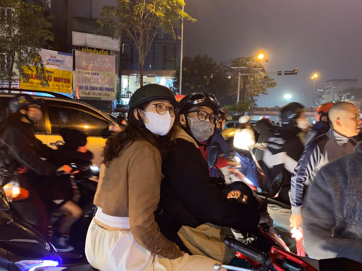 Các bạn trẻ cũng háo hứng chờ đợi màn trình diễn lễ hội ánh sáng ở Hồ Tây tối ngày 9/3.