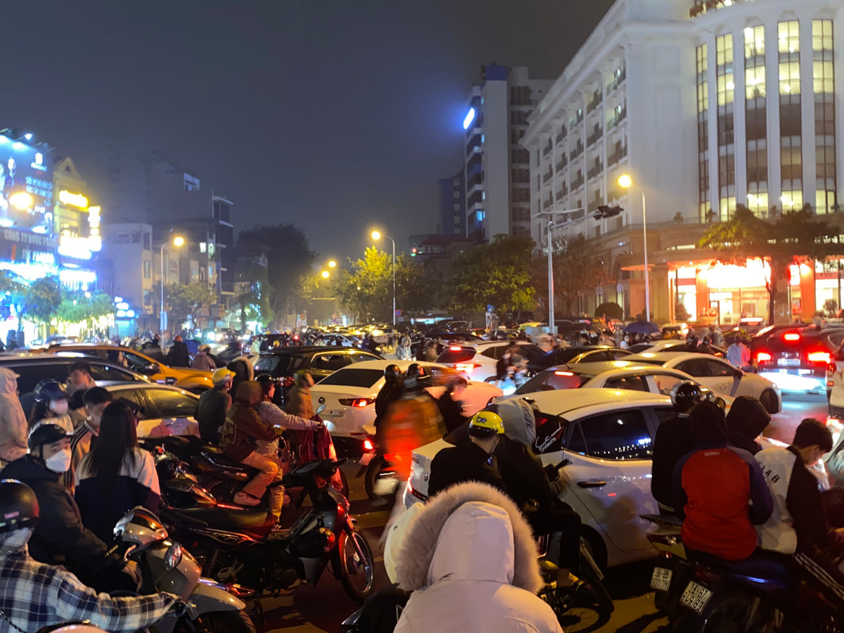 Hôm nay cũng là ngày cuối tuần, nên nhiều người nhân sự kiện trình diễn ánh sáng lần này để đưa gia đình đi chơi, trải nghiệm