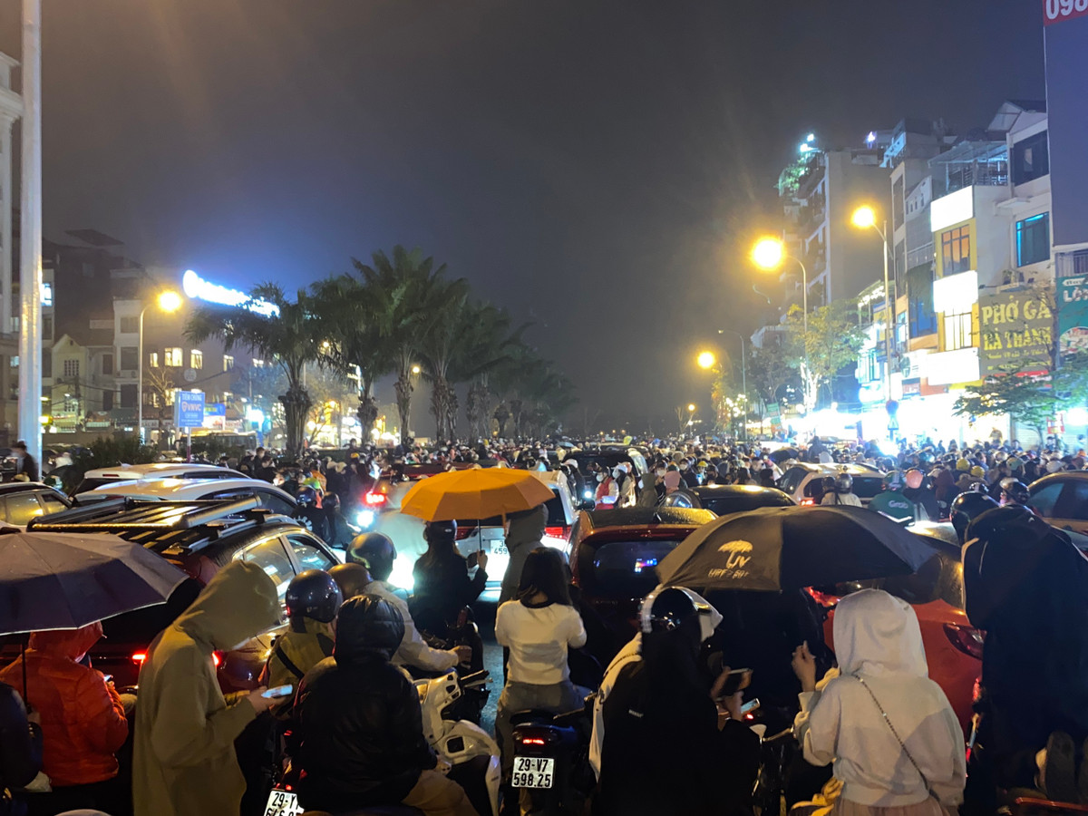 Người dân đội ô bất chấp mưa mong được tận mắt tận hưởng lễ hội ánh sáng