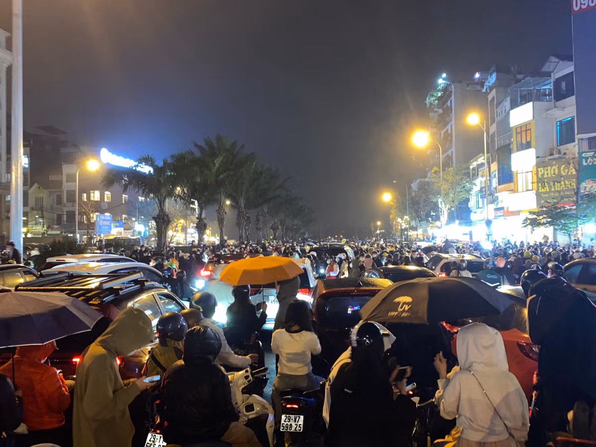 Người dân đội ô bất chấp mưa mong được tận mắt tận hưởng lễ hội ánh sáng