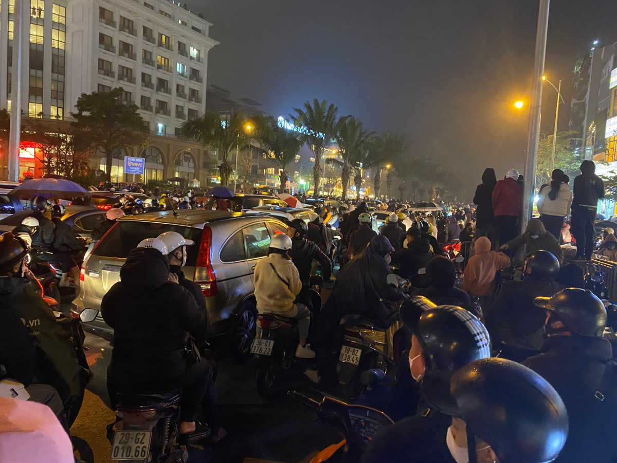 Rất nhiều người đã xổ đô về các tuyến đường quanh hồ Tây để có thể tận mắt thưởng thức màn trình diễn đặc sắc này