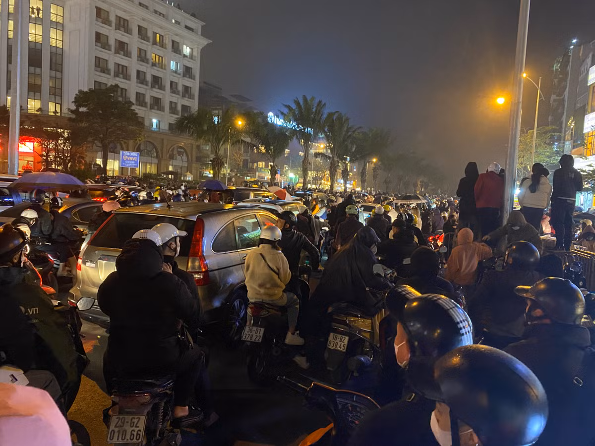 Rất nhiều người đã xổ đô về các tuyến đường quanh hồ Tây để có thể tận mắt thưởng thức màn trình diễn đặc sắc này