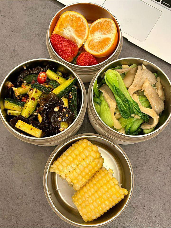 Nhiều người không khỏi bày tỏ sự ghen tị: "Ôi chuẩn người yêu với chồng nhà người ta", "đúng kiểu thực đơn của người yêu, chứ không phải lấy khẩu vị của mình để nấu, yêu quá".