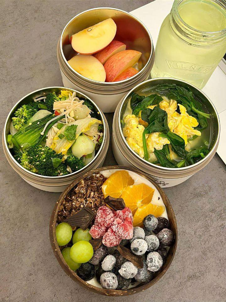 Bên cạnh những món ăn, hoa quả, thậm chí cả ô mai cũng được anh bạn trai này chu đáo chuẩn bị.