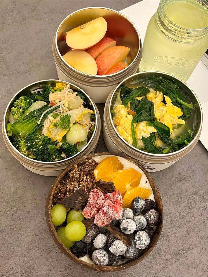 Bên cạnh những món ăn, hoa quả, thậm chí cả ô mai cũng được anh bạn trai này chu đáo chuẩn bị.