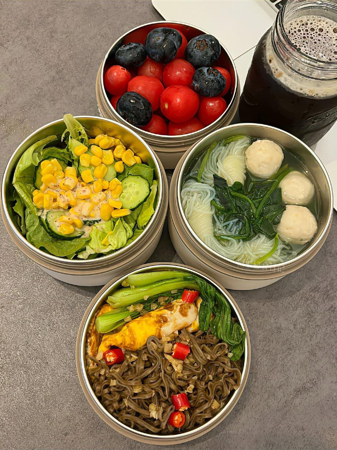 Bữa trưa rất healthy với salad, miến và hoa quả.