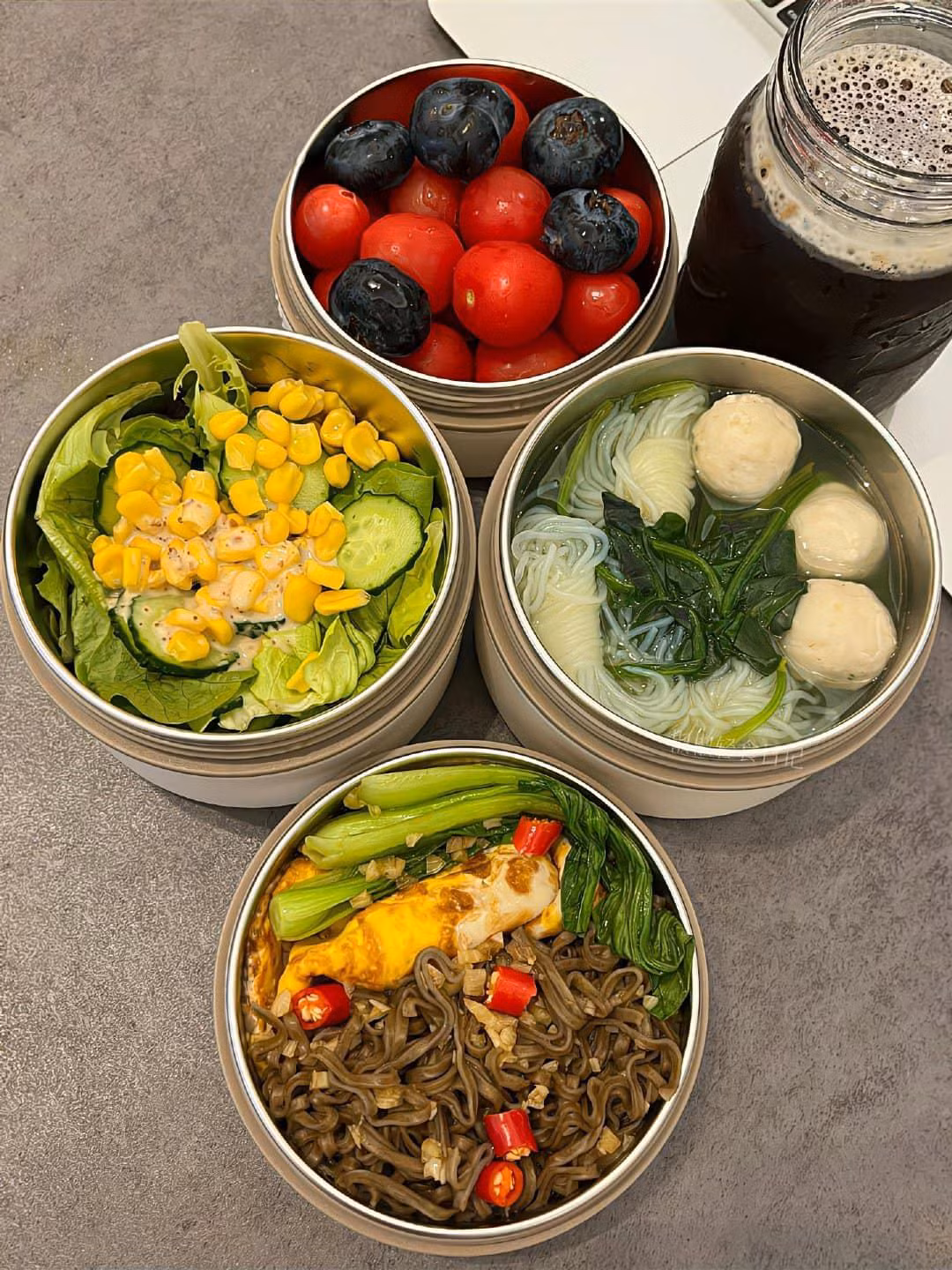 Bữa trưa rất healthy với salad, miến và hoa quả.