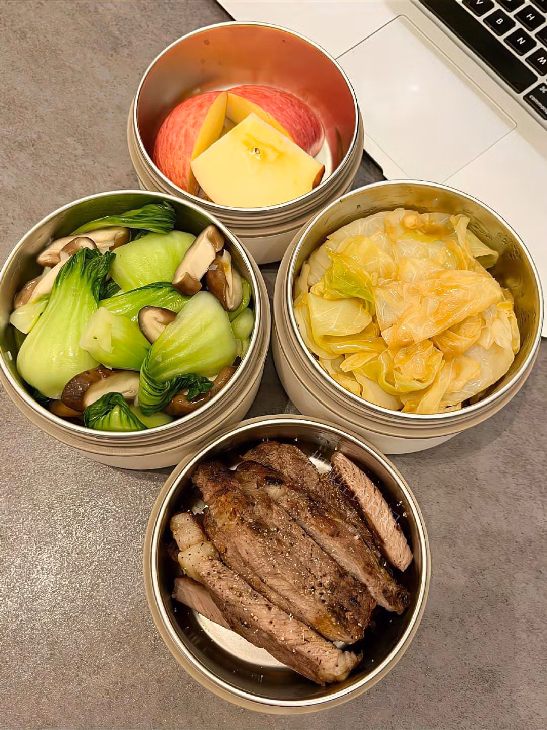 Từ xưa, quan niệm người chủ của căn bếp vẫn được mặc định là con gái, thế nhưng quan niệm đó đã dần thay đổi, có những anh con trai còn khéo tay và đảm đang hơn cả phái nữ.