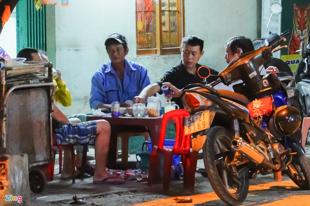 Tại quận 4, một số quán nhậu vẫn lén kinh doanh khi vắng bóng lực lượng chức năng.