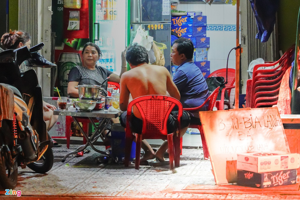 Tại đường Hoàng Sa (quận 3, TP.HCM), người dân bày biện bàn ghế ra vỉa hè để ăn nhậu.