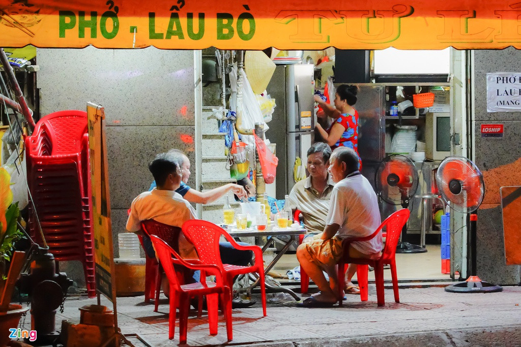 Theo ghi nhận của Zing, trục đường này có hơn 10 nhóm tổ chức nhậu ngay trên vỉa hè. Trước khi có dịch, đoạn đường này là con phố ăn nhậu sầm uất.