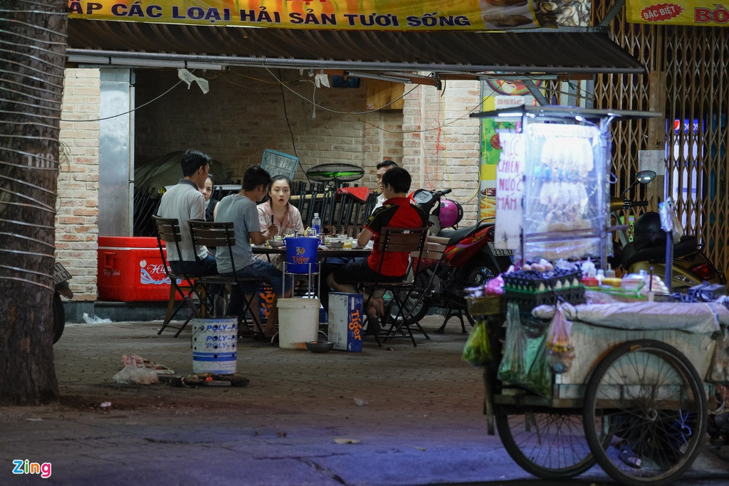 Theo quy định, cá nhân không thực hiện quyết định áp dụng biện pháp hạn chế tập trung đông người hoặc tạm đình chỉ hoạt động kinh doanh, dịch vụ tại nơi công cộng để phòng chống dịch sẽ bị phạt tiền tối đa 10 triệu đồng.