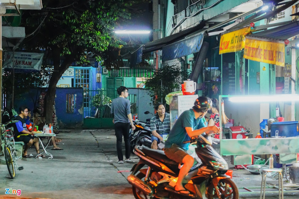 Mức phạt này nâng lên gấp đôi nếu đối tượng vi phạm là tổ chức. Ngoài ra, người không đeo khẩu trang nơi công cộng bị phạt tiền tối đa 300.000 đồng.