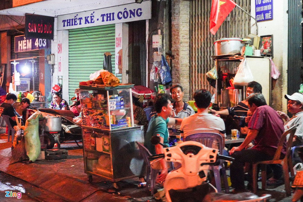 Tình trạng lơi lỏng thực hiện cách ly xã hội cũng xuất hiện tại một số hàng quán vỉa hè trên đường Bạch Đằng, quận Bình Thạnh. Khách được ngồi lại ăn nhậu giữa lúc dịch COVID-19 diễn biến phức tạp.