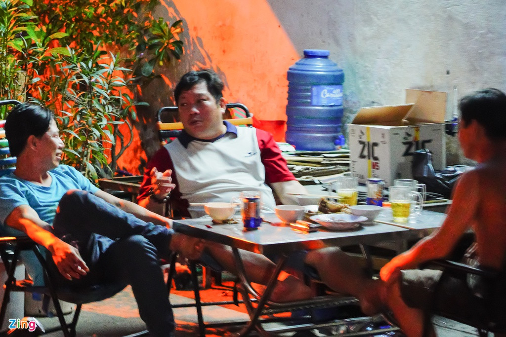 Các hàng quán thời gian đầu cũng thực hiện nghiêm quy định phòng dịch. Nhưng gần đây, thấy tình hình dịch COVID-19 có dấu hiệu lắng xuống, nhiều cơ sở bắt đầu phục vụ khách tại chỗ.