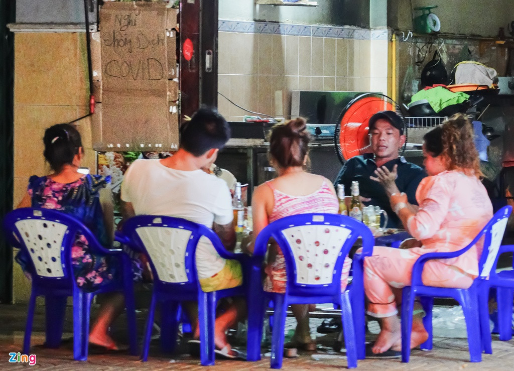 Một số người dân cho biết nhậu cuối tuần là một thói quen khó bỏ. Từ ngày dịch COVID-19 xuất hiện, hàng quán đóng cửa nên họ tổ chức nhậu ở nhà.
