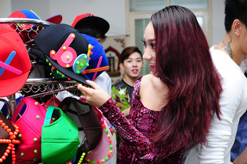 Không ép mình phải có ngoại hình đẹp: Bạn đang cảm thấy rung động trước một ai đó và đã đầu tư rất nhiều vào quần áo, giày dép, thay đổi kiểu tóc và suy nghĩ trở nên đẹp hơn sẽ khiến người đó chú ý mình hơn. Nhưng đó là sai lầm của bạn. Nếu không biết cách thì chính những thứ đó sẽ phản lại bạn.