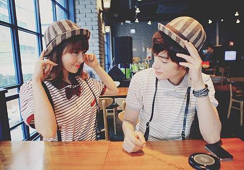  Chọn thời điểm để “bật đèn xanh”: Sau thời gian gắn bó bạn bè, bạn cảm thấy đây là thời điểm thích hợp để cho người đó biết tình cảm của mình, nếu vậy hãy phát tín hiệu. Việc chọn đúng thời điểm sẽ tăng cơ hội thành công của bạn. Không nhất thiết phải nói ra bằng lời mà thay vào đó là hành động hay món quà nhỏ nhưng ý nghĩa cùng tần suất tăng dần.