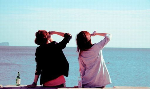 Hàng ngày hãy chia sẻ tâm sự buồn, vui cùng người đó và dần dần thời gian sẽ làm cho cả 2 gắn kết và hiểu nhau hơn. Thời gian và sự cảm thông sẽ là liều thuốc hữu ích nhất khi bạn muốn cưa một ai đó.