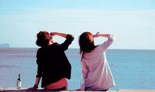 Hàng ngày hãy chia sẻ tâm sự buồn, vui cùng người đó và dần dần thời gian sẽ làm cho cả 2 gắn kết và hiểu nhau hơn. Thời gian và sự cảm thông sẽ là liều thuốc hữu ích nhất khi bạn muốn cưa một ai đó.