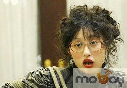 Hãy tự tin, vì càng tự ti càng xấu. Đừng suốt ngày than thân trách phận về đôi chân ngắn hay nước da không được trắng sáng của mình. Thay vào đó bạn hãy nghĩ những ưu điểm của mình, tuy chân không dài nhưng lại có mái tóc đen huyền bí. Mắt một mí thì giống Hàn Quốc chứ sao.