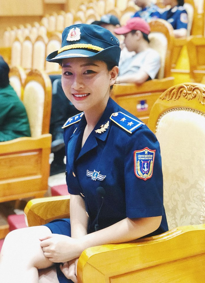 Bùi Dương Thái Hà (Kelly Bùi) cũng là cái tên nhận được sự chú ý của cộng đồng mạng. Nữ sinh khoa Thanh nhạc - Biểu diễn của ĐH Văn hóa Nghệ thuật Quân đội không chỉ sở hữu vẻ ngoài sắc sảo, giọng hát ấm áp mà còn sớm có thành tích đáng nể.