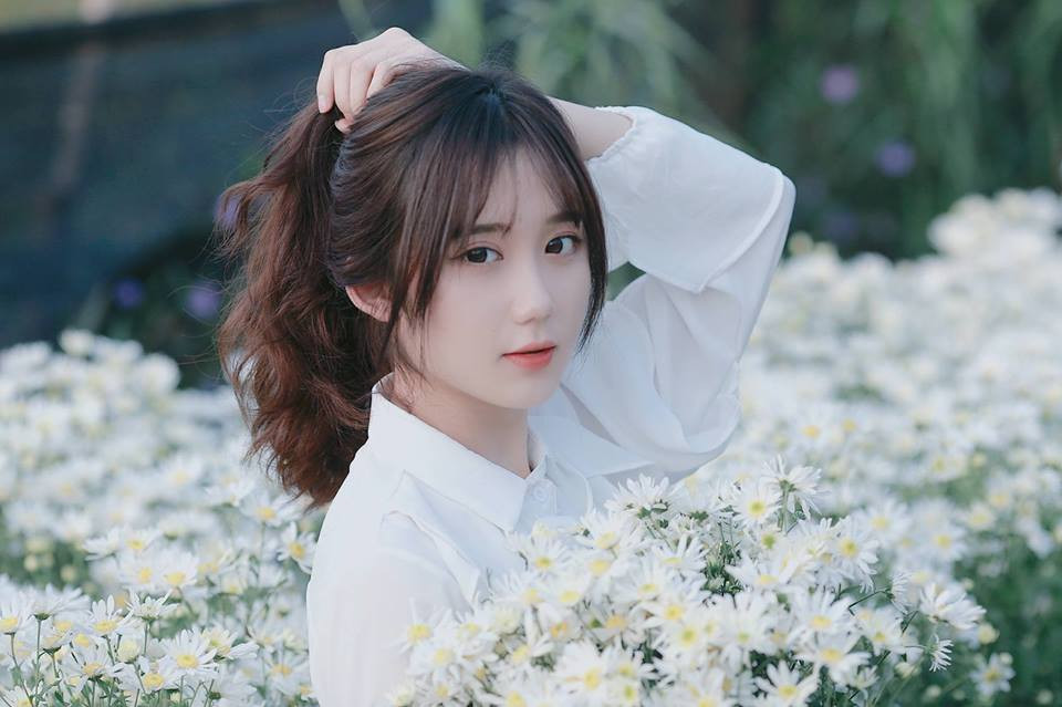 Nguyễn Nga cũng khẳng định, sẽ phát triển con đường ca sĩ chuyên nghiệp. Với hot girl quân đội này, nhan sắc chỉ là một yếu tố để hút fans nhưng kĩ thuật âm nhạc được học mới là thứ tồn tại lâu dài.