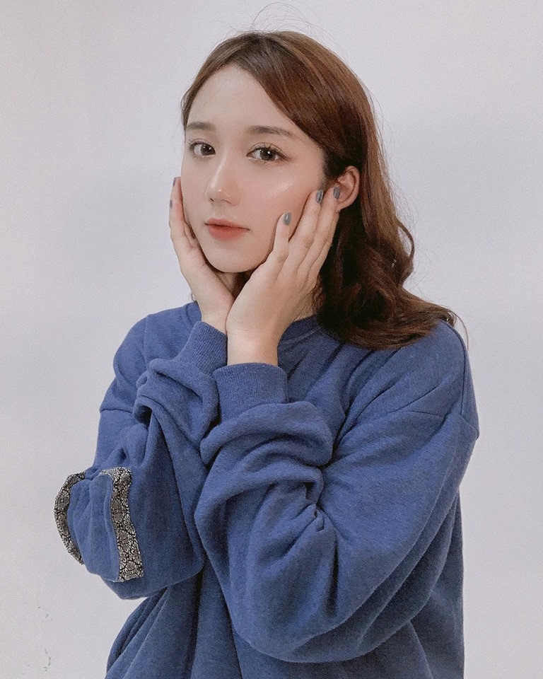 Sở hữu gương mặt thanh thoát với đôi mắt to và phong cách ăn mặc khá dịu dàng, vẻ đẹp của Nguyễn Nga thường được so sánh với các hot girl Hàn Quốc.