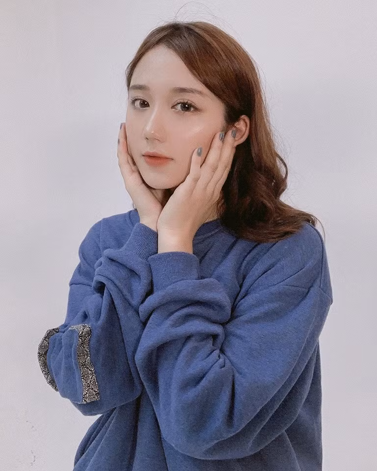 Sở hữu gương mặt thanh thoát với đôi mắt to và phong cách ăn mặc khá dịu dàng, vẻ đẹp của Nguyễn Nga thường được so sánh với các hot girl Hàn Quốc.