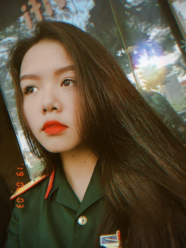 Một gương mặt nữa cũng đang nhận được sự chú ý của nhiều cư dân mạng chính là hot girl Ngô Lâm Phương. Cô bạn sinh năm 2000 này hiện đang là thiếu uý chuyên nghiệp công tác tại Đoàn văn công quân khu 2 và là diễn viên múa.