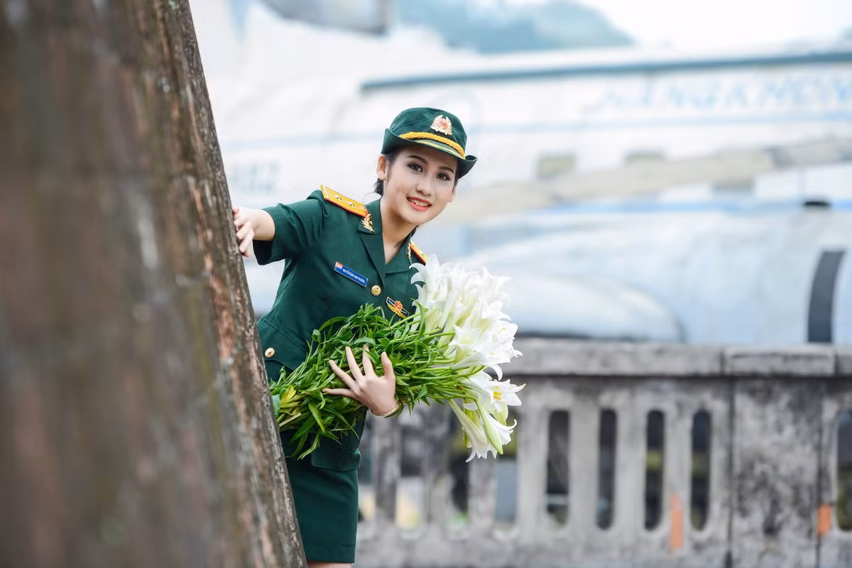 Hình ảnh nữ quân nhân với nét đẹp truyền thống thuần Việt của Anh Phương được nhiều người chú ý.